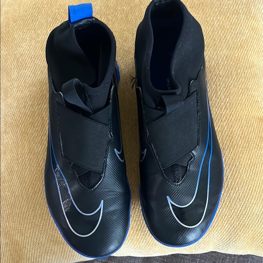 Nike Black and Blue Athletic Shoes with Streamlined Design
